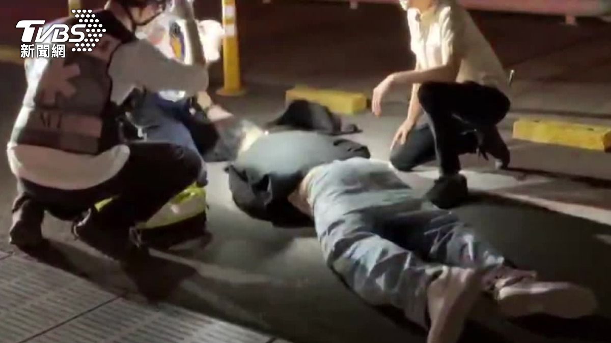 救護人員抵達時,男子趴在地上無法動彈。(圖/TVBS)