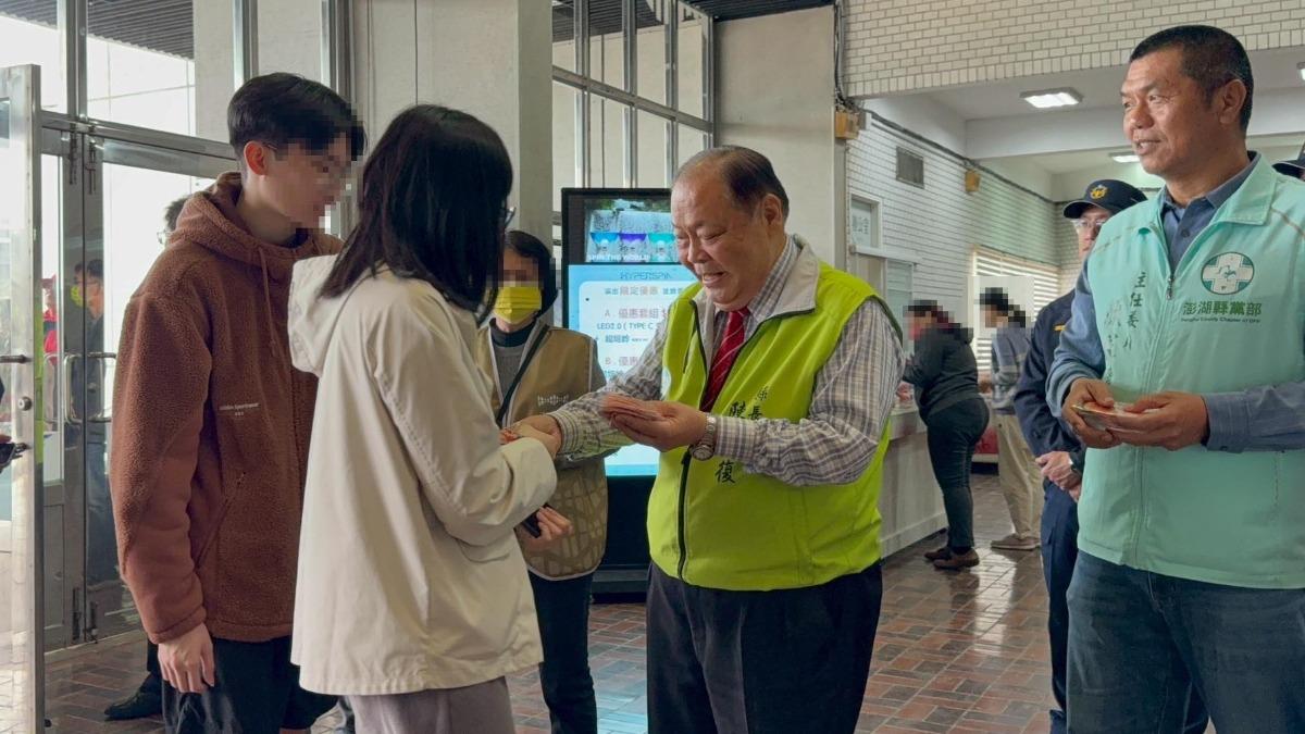 陳光復摔倒之前在發福袋。（圖／翻攝Facebook老高漫談臉書專頁）