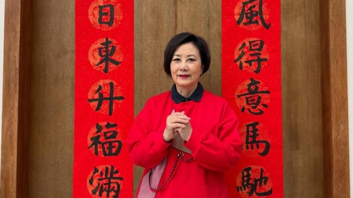 汪明荃身穿紅衣喜氣洋洋。（圖／翻攝自wang_liza ig）
