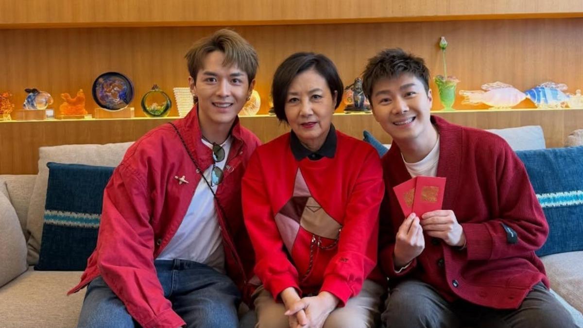 阮浩棕(右)、周奕瑋(左)去阿姐住所拜年。(圖/翻攝自wang_liza ig)