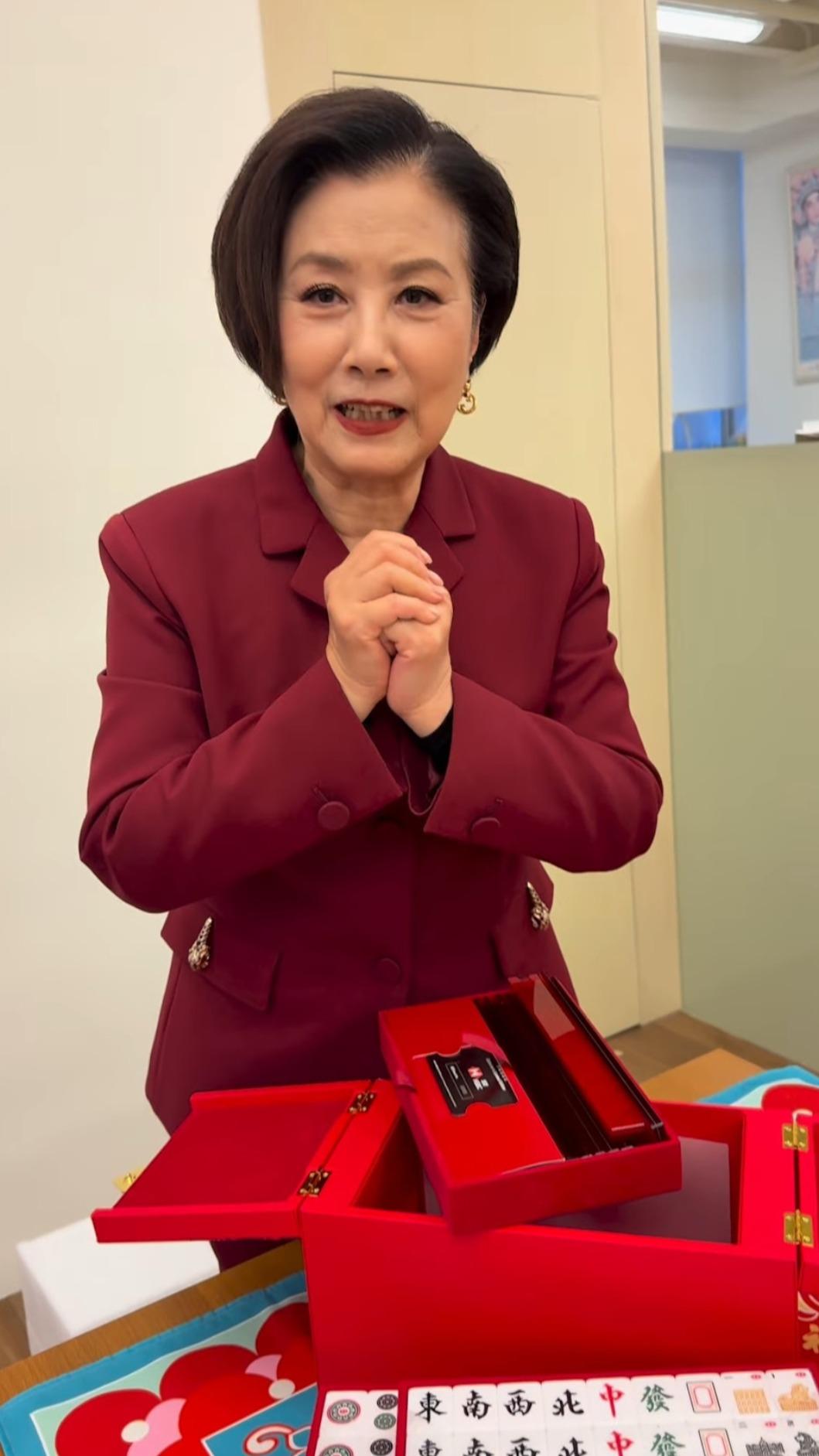阿姐雙手合十,祝願大家新年打麻將常勝。(圖/翻攝自wang_liza ig)