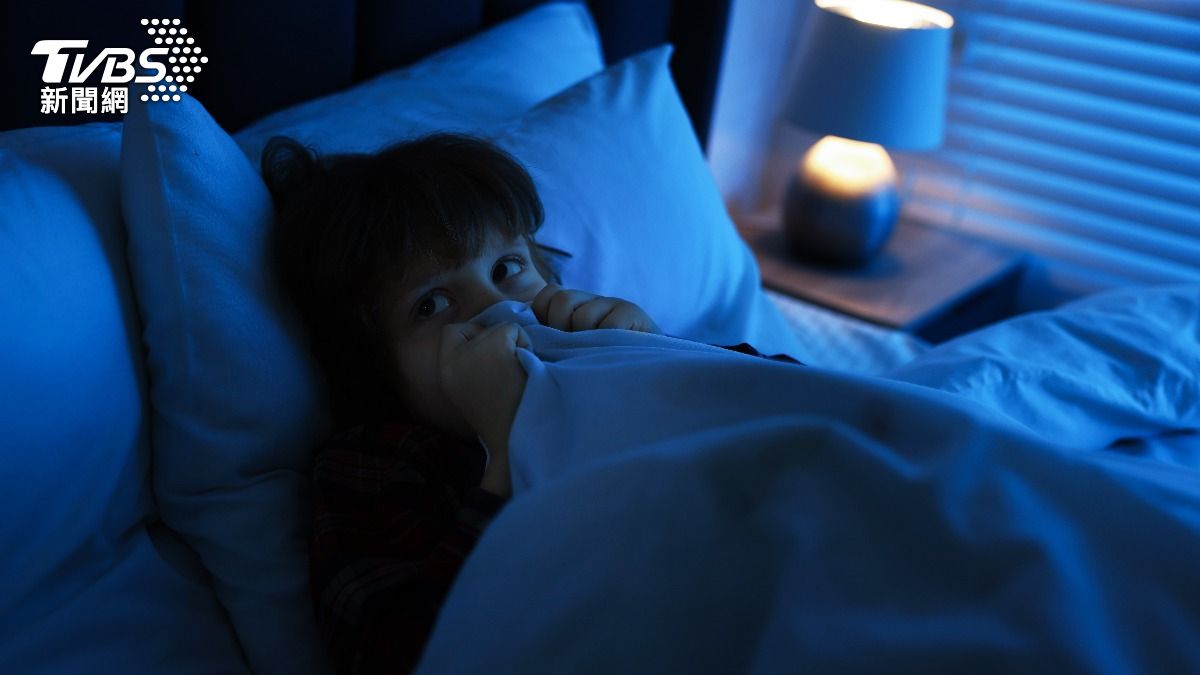 9歲童稱有雙眼盯自己 父母一看通風管驚見陌生男屍