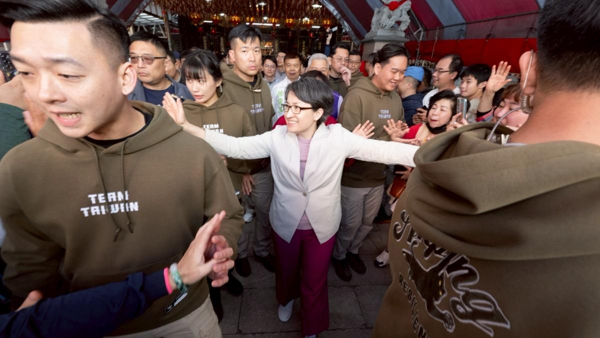 走春戰袍!蕭美琴隨扈穿「Team Taiwan」貓帽T 網友嗨翻