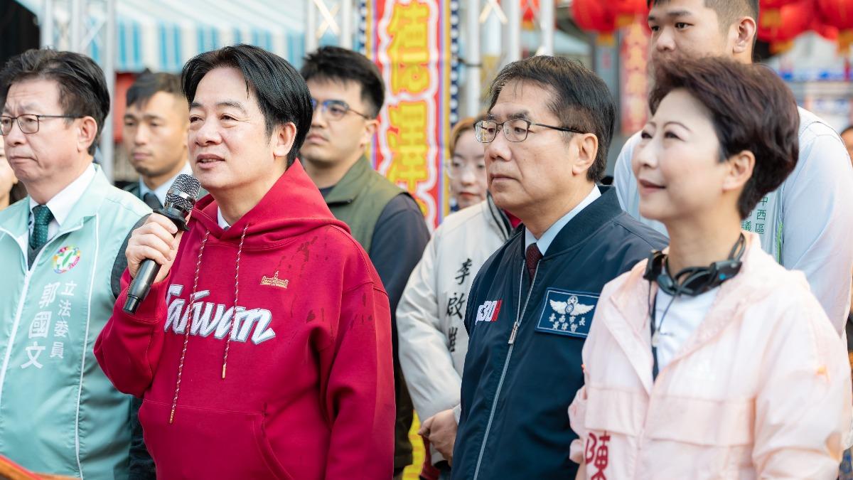 總統賴清德穿上總統府聯名的棗紅色「TEAM TAIWAN」帽T。(圖/總統府提供)