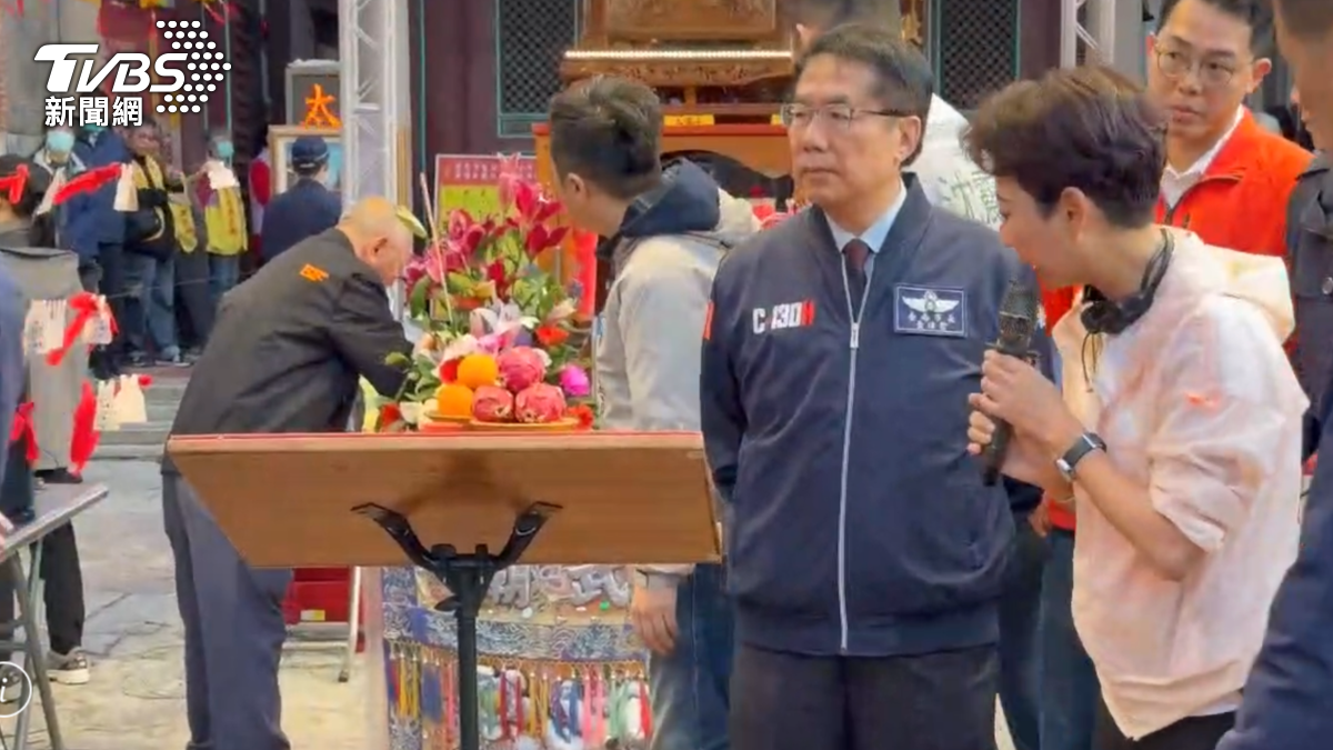主委臉色蒼白狂吐。(圖/TVBS)