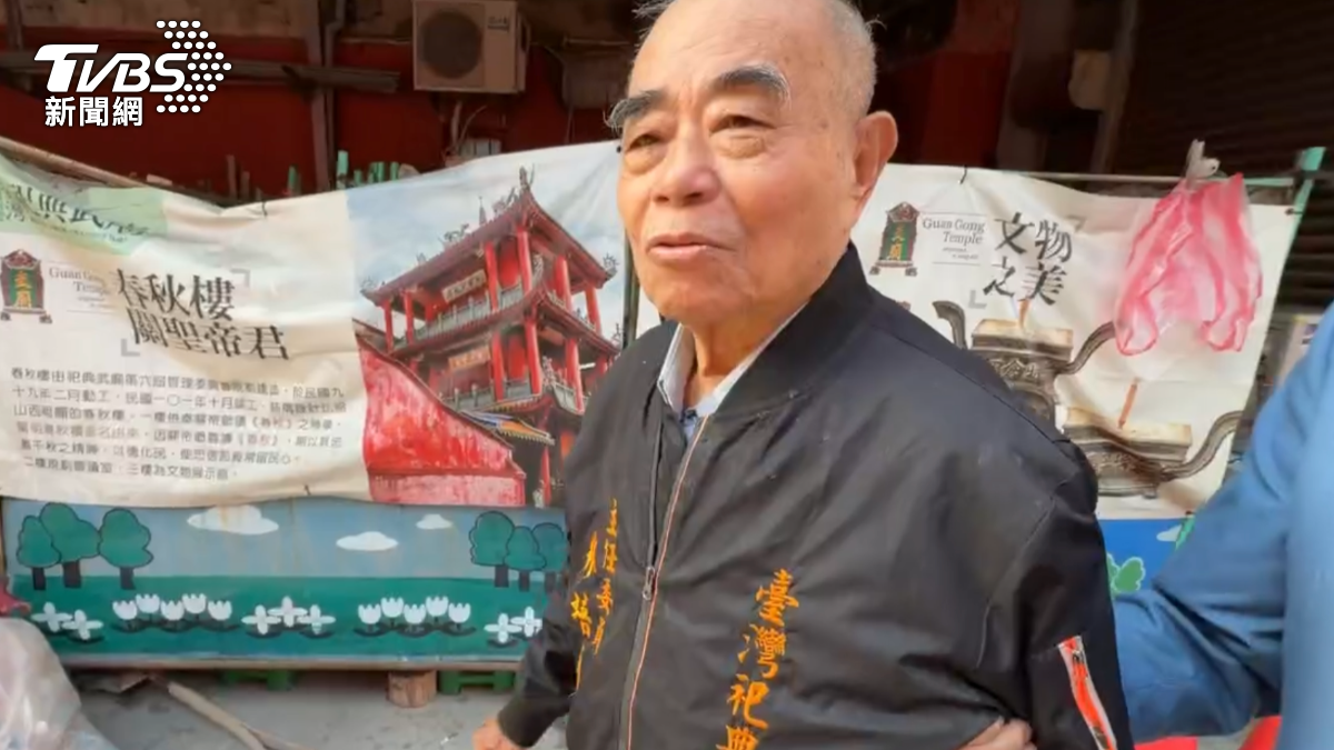 林培火在人員攙扶下返回。(圖/TVBS)