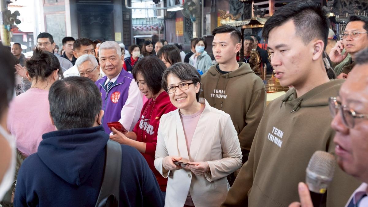 蕭美琴的隨扈集體穿上淺棕色「Team Taiwan」帽T。(圖/總統府提供)