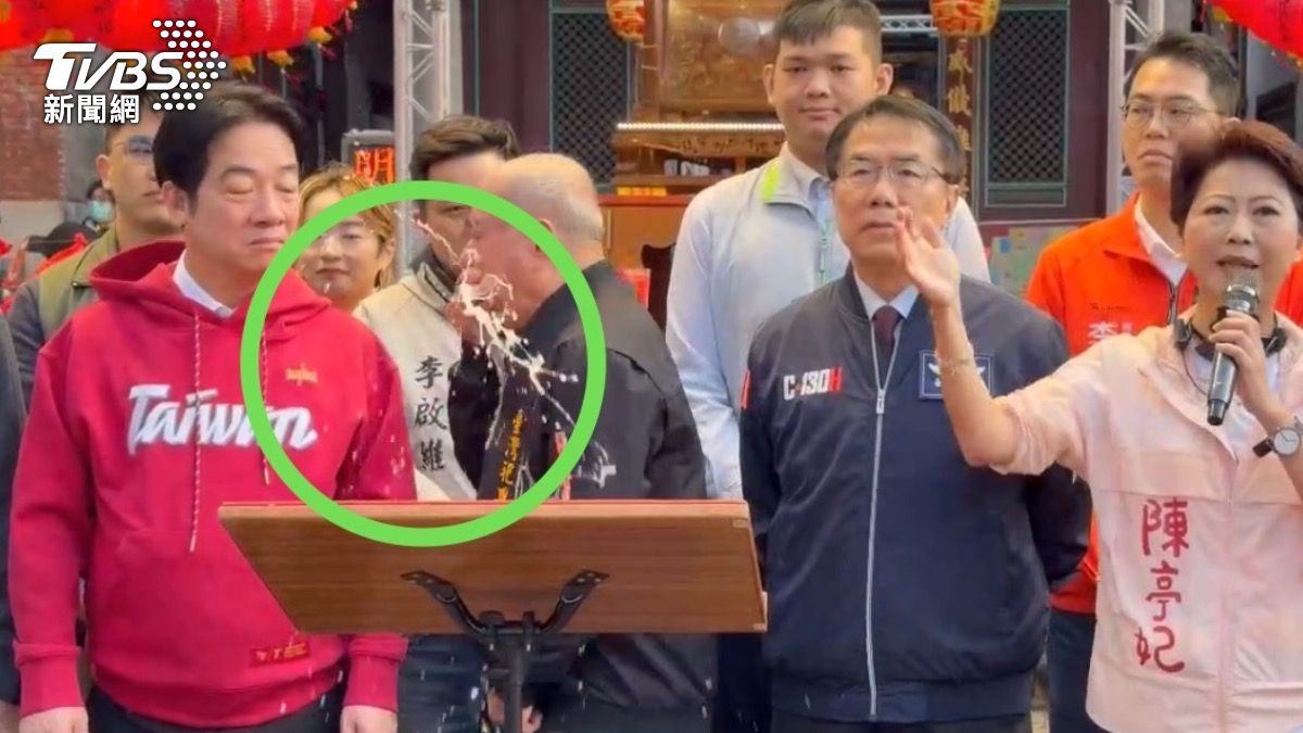 總統賴清德噴濺到武廟主委的嘔吐物。(圖/TVBS)