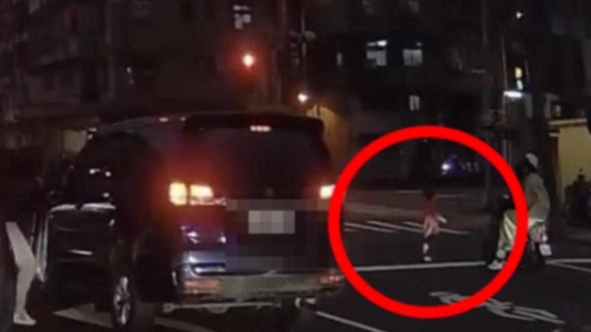 見女童穿越馬路,母親趕緊下車去追。(圖/翻攝自Threads@nicoleweng15授權提供)