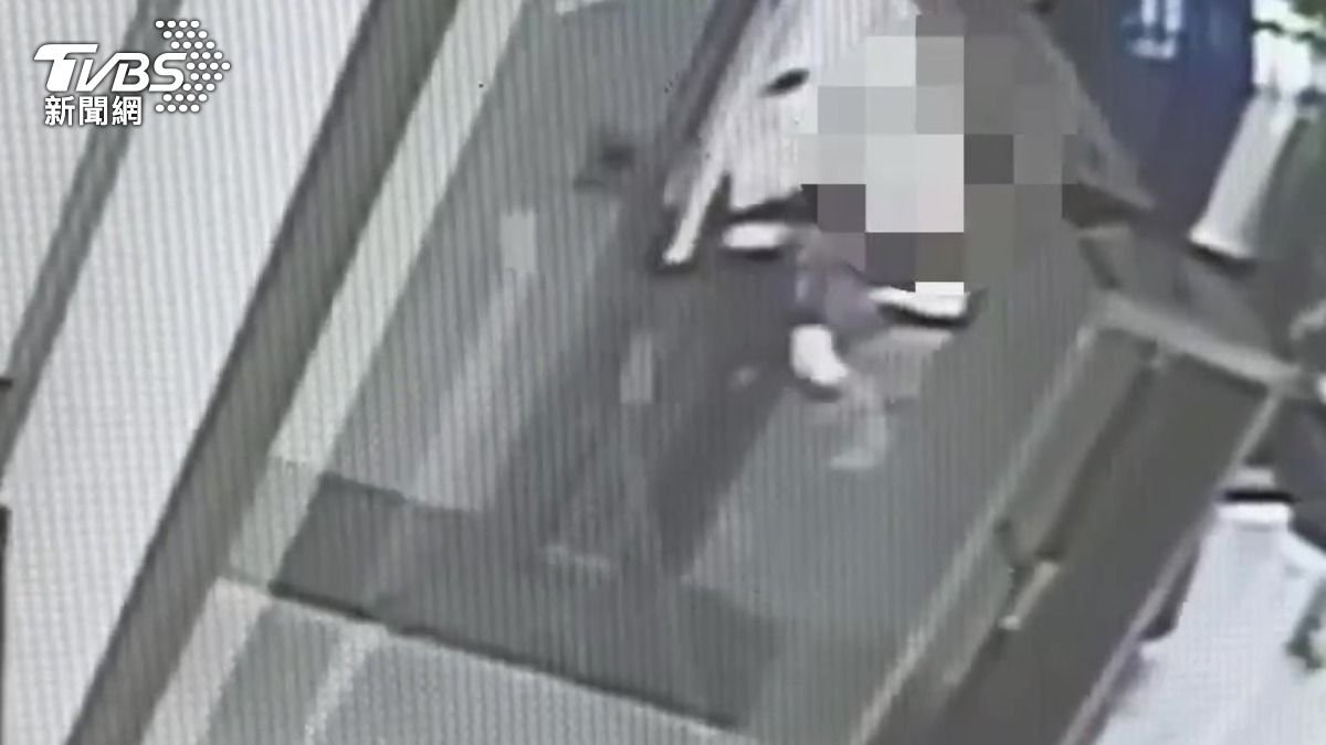 嫌犯竊取衣物過程。(圖/TVBS)