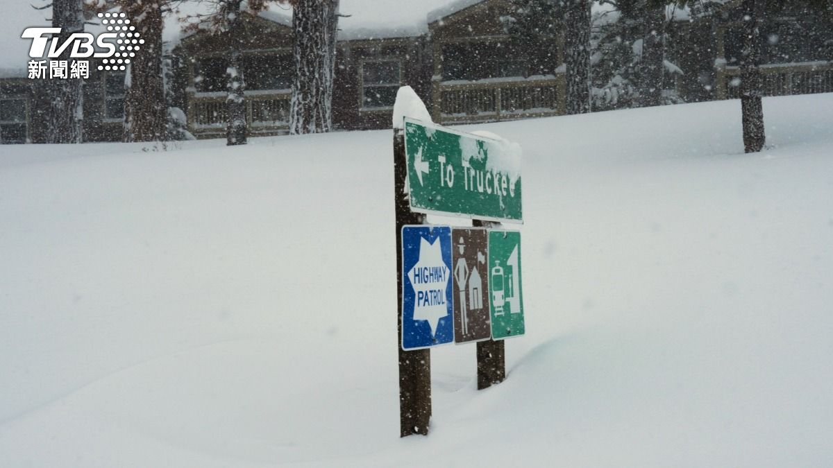 美國太浩湖西北方山區發生雪崩意外,10名滑雪客受困 (圖/達志影像美聯社)