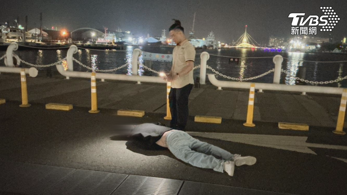 高雄有男子酒醉在光榮碼頭步道騎乘電動滑板車,衝撞一整防撞桿,最後整個人拋飛,臉貼地慘摔(圖/TVBS)