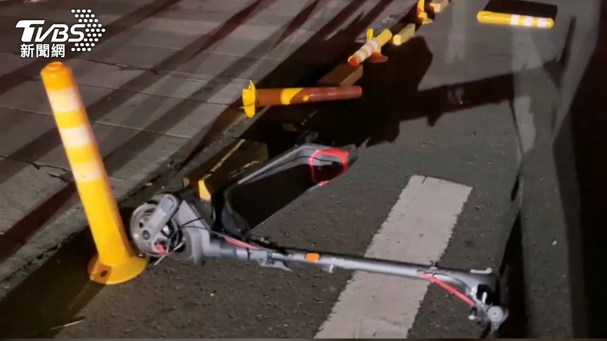騎乘的電動滑板車,就倒在一旁,而步道旁整排的防撞桿,中間一整段,有三根全被撞倒(圖/TVBS)