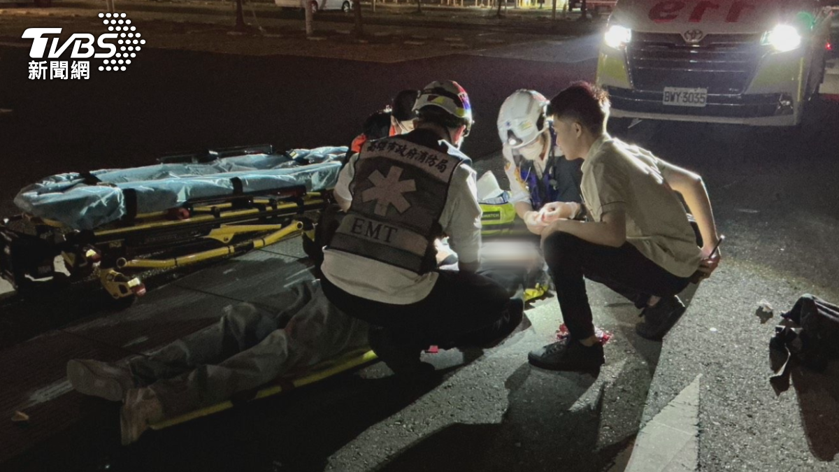 男子在光榮碼頭步道附近騎乘電動滑板車,正常情況下也不至於看不到防撞桿,原來又是酒精惹的禍(圖/TVBS)