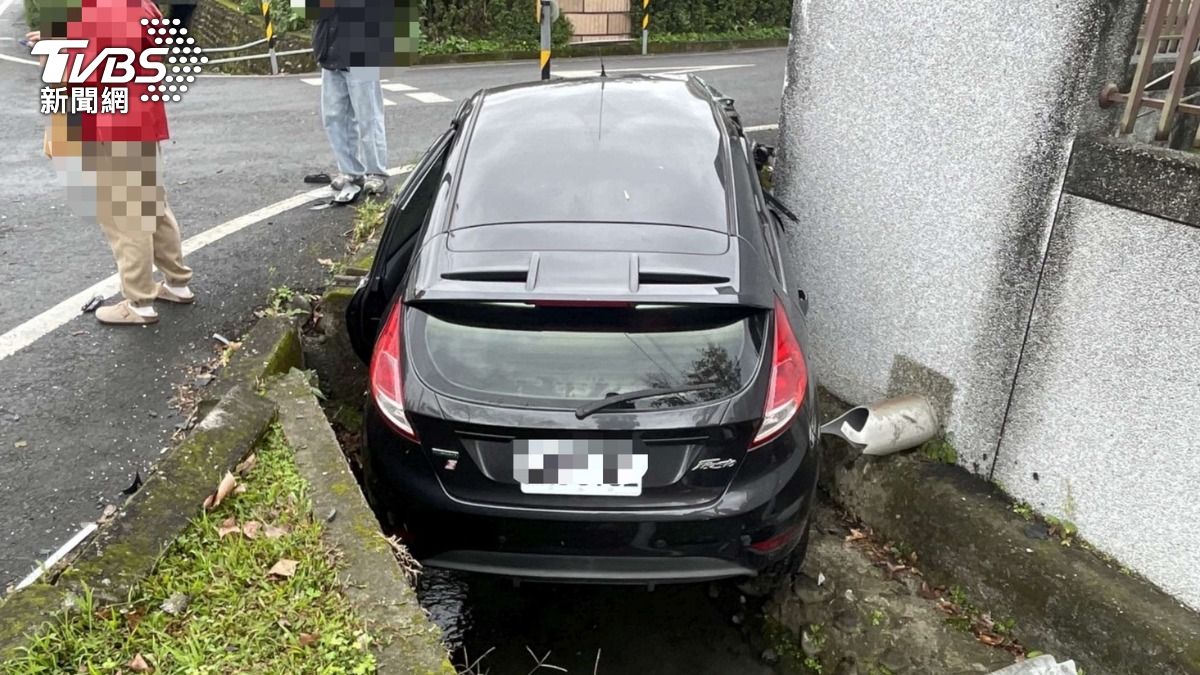 趕吃奶凍捲？宜蘭小客車被撞慘摔溝　遊客走捷徑鞋都掉了