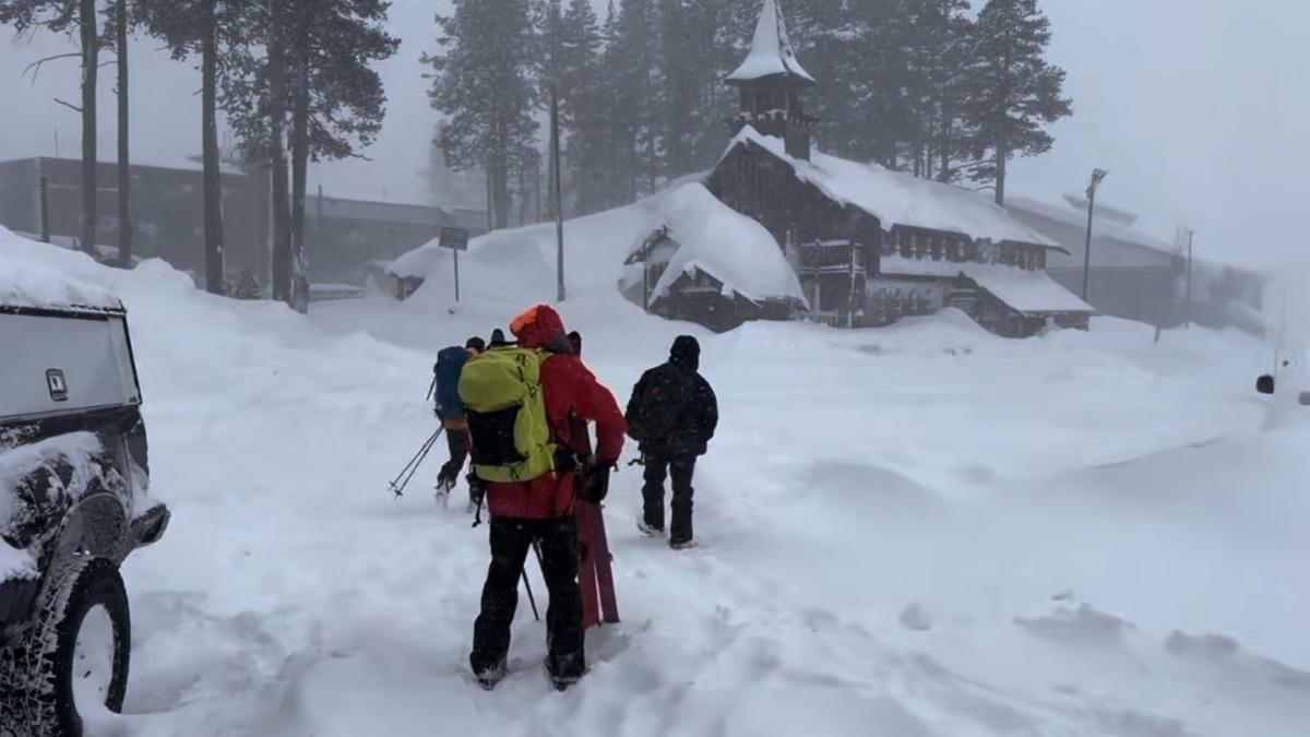 救援人員前往倖存者所在地。(圖/翻攝Nevada County Sheriff’s Office)