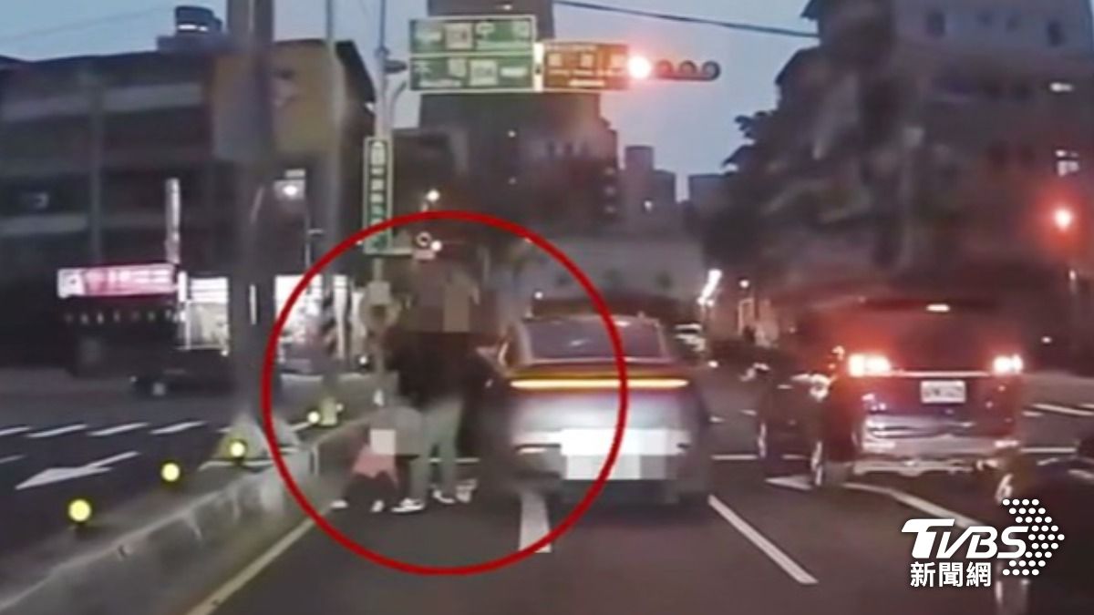 黑衣男開門甩女童!獨留車陣中爆哭。(圖/TVBS)