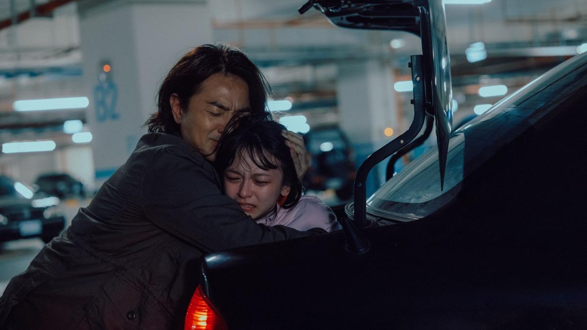 鄭伊健(左)肉身擋車後車廂解救女兒。(圖/Netflix提供)
