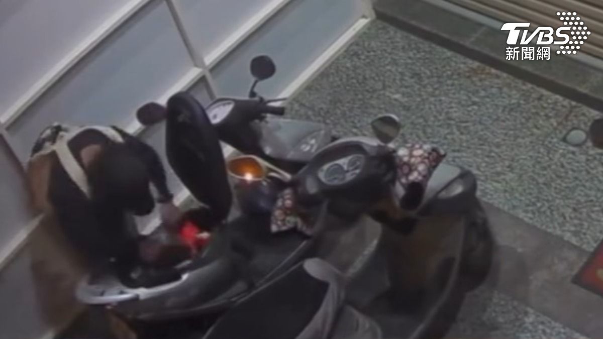 機車座墊鎖壞了,遭黑衣賊盯上「狂翻紅包袋」。(圖/TVBS)
