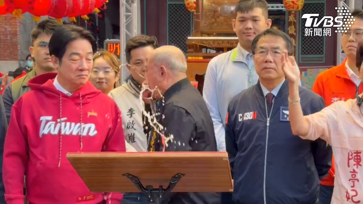 武廟主委得諾羅還硬著頭皮上場,活動進行到一半,直接暴吐往總統身上噴,總統的左半邊一直到手,都有嘔吐物(圖/TVBS)