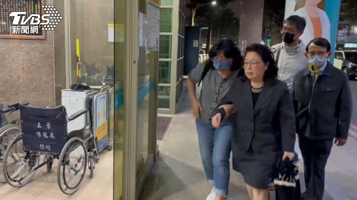 澎湖縣長陳光復夫人，17號晚間匆忙抵達高雄榮總醫院，因為縣長在參與賀年活動時，意外跌倒撞擊頭部陷入昏迷（圖／TVBS）