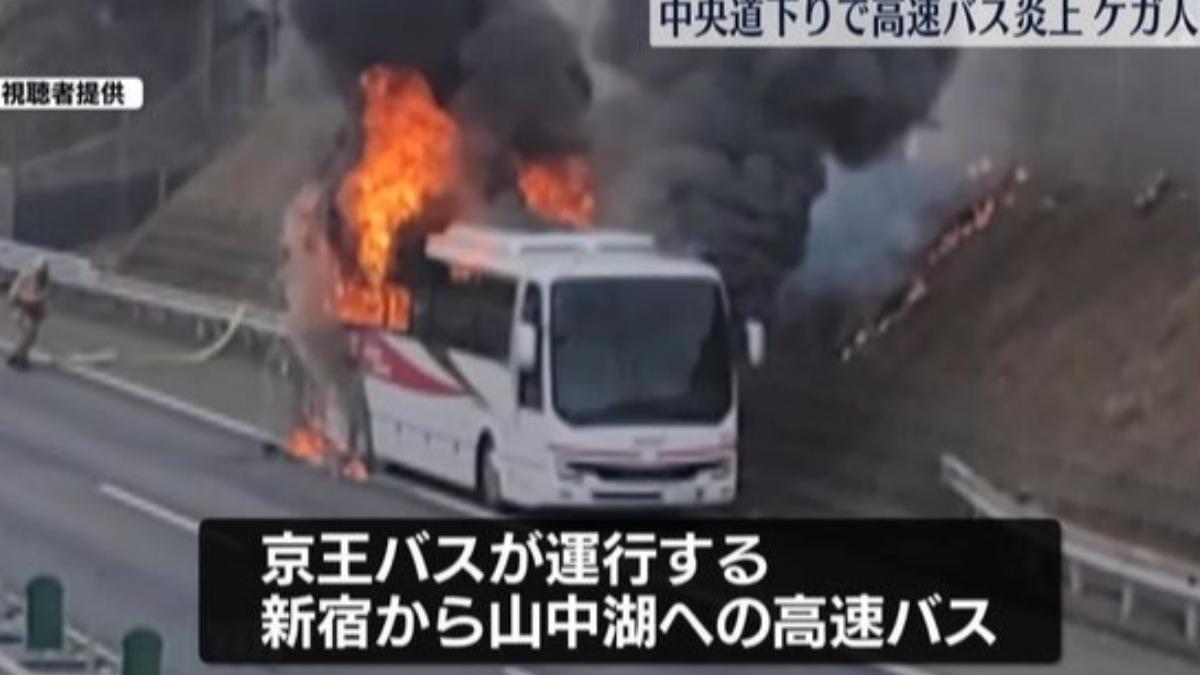 東京高速公路驚見41人巴士起火竄火舌黑煙 座椅燒到焦黑剩鐵架