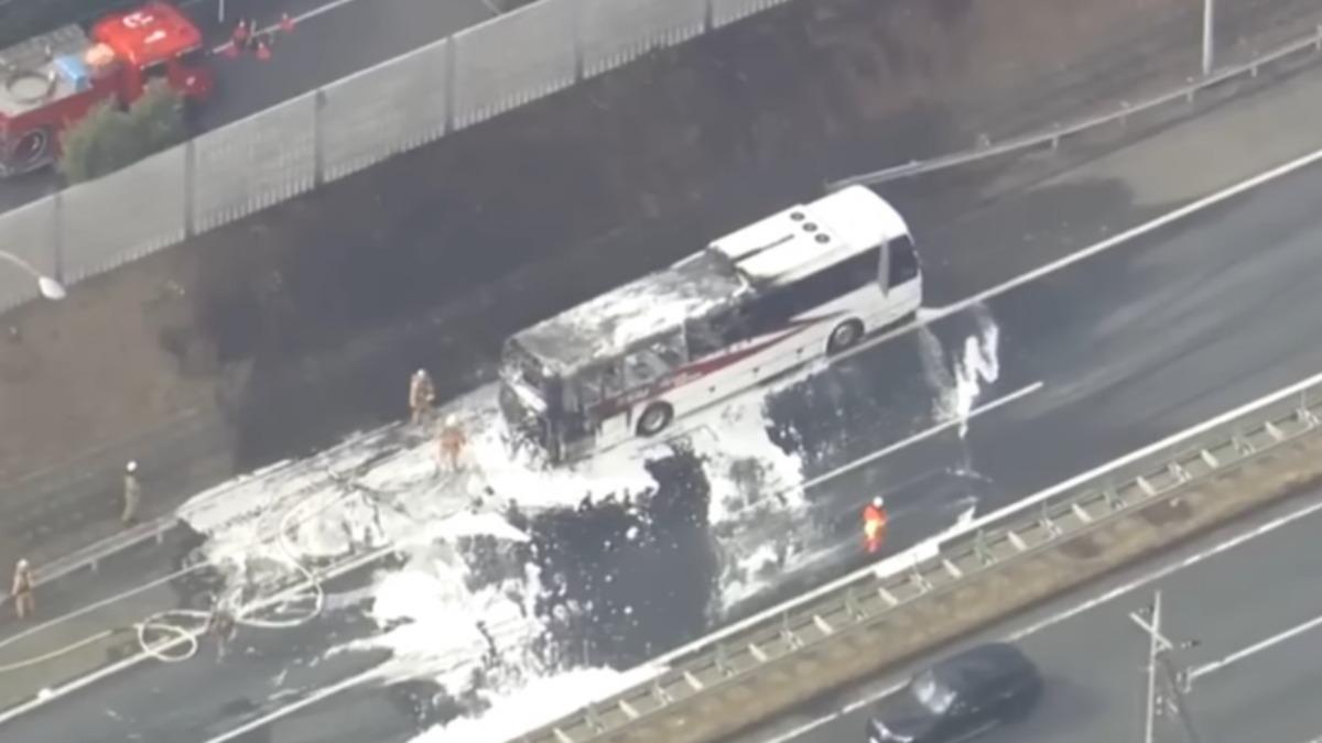 東京一輛旅遊巴士在高速公路上突然起火。（圖／翻攝日テレNEWS）