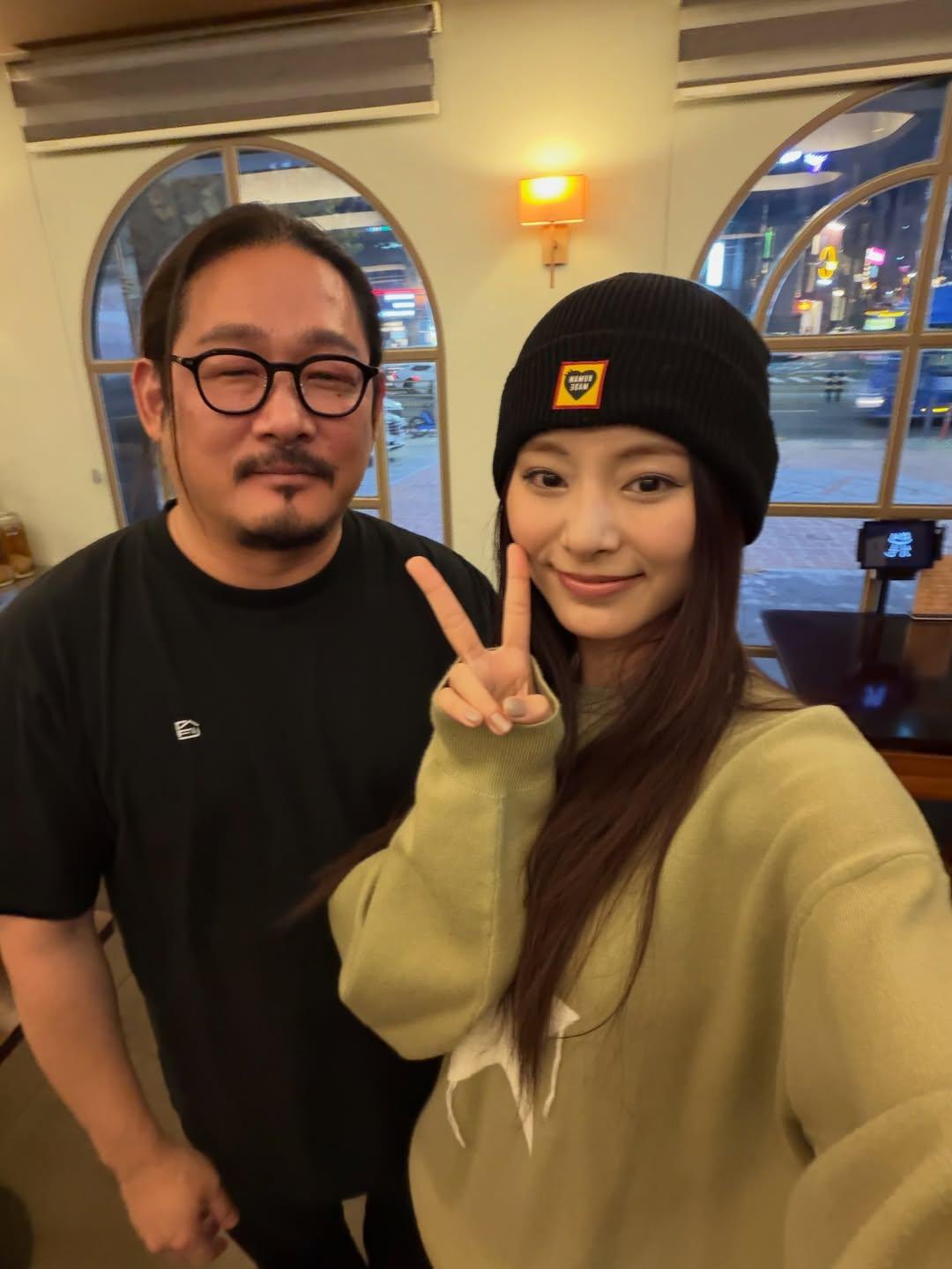 子瑜(右)去年底造訪金度潤餐廳,金度潤笑稱也想看TWICE的大巨蛋演唱會。(圖/翻攝自projectsyun IG)