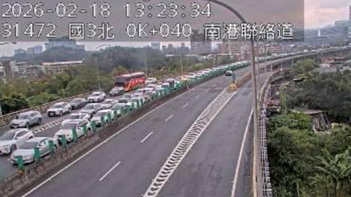 南港聯絡道大塞車,初二下午1點23分左右,車速降到12公里。(圖/高公局)