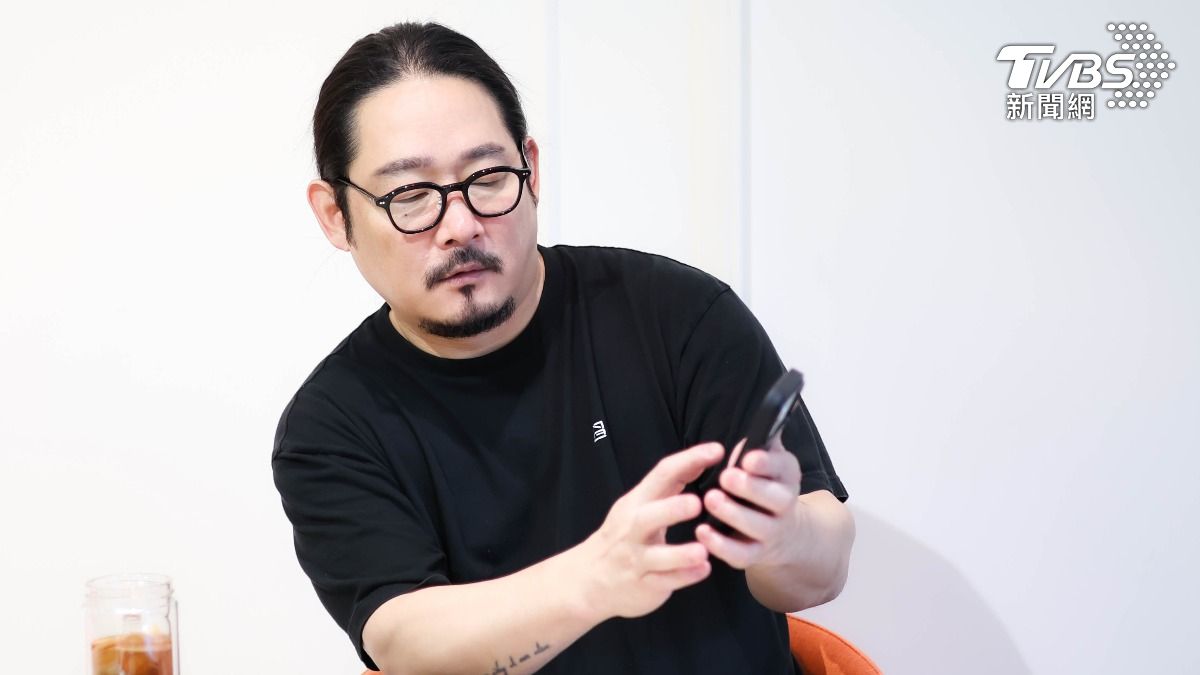 節目播出後金度潤受到全球關注,更自豪地秀出許多打氣訊息。(圖/張哲鳴攝)