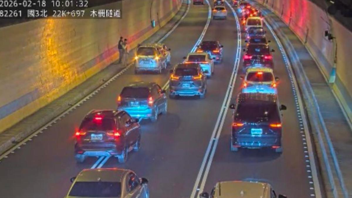 國3北向22.6公里處,2小客車追撞事故佔用內線車道,回堵5公里。(圖/高公局提供)
