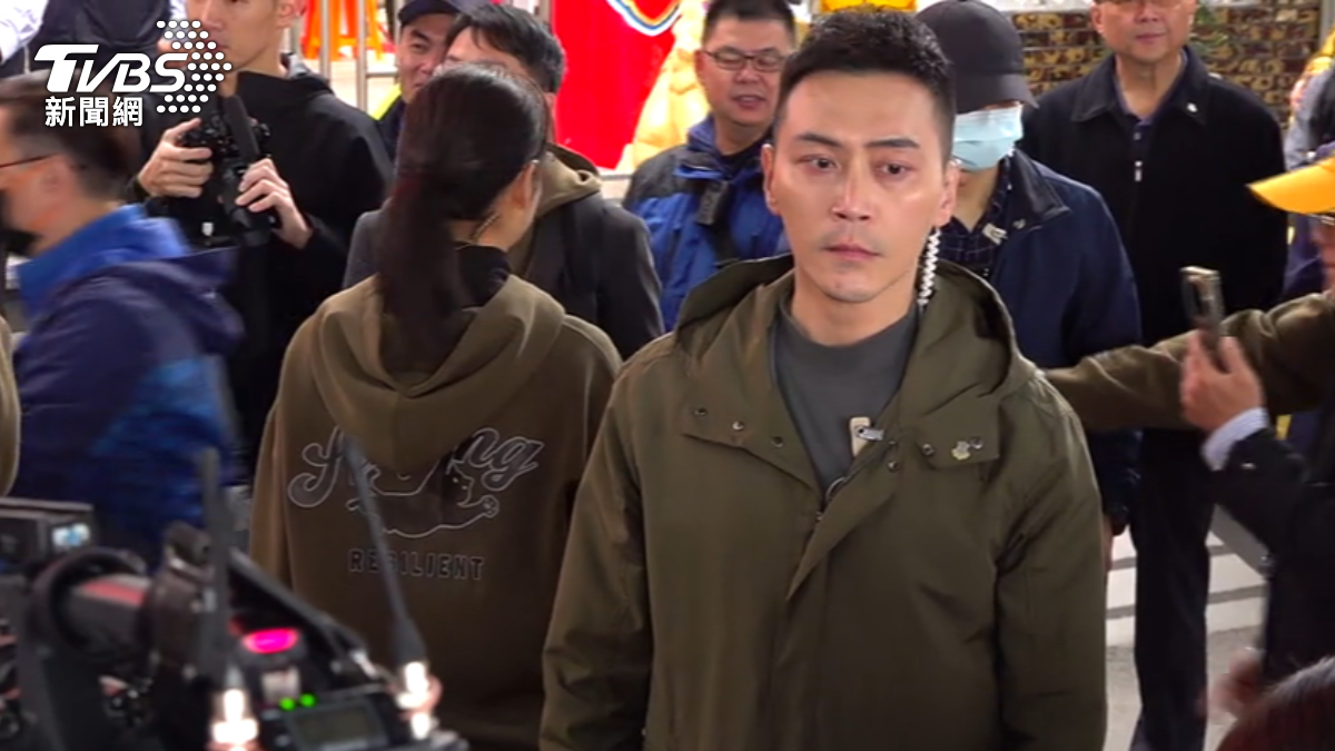 現場僅內衛圈特勤穿著戰貓帽T,外圍隨扈仍著制式服裝執勤。(圖/TVBS)
