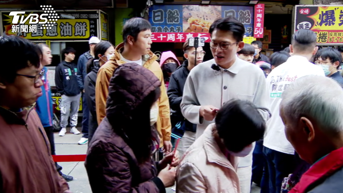 民眾黨主席黃國昌新春跑行程遭部分民眾嗆聲。(圖/TVBS)