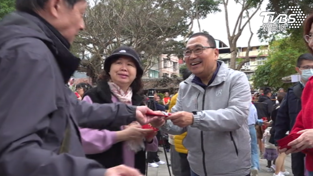 林家花園初二重新開園,新北市長發福袋迎春。(圖/TVBS)