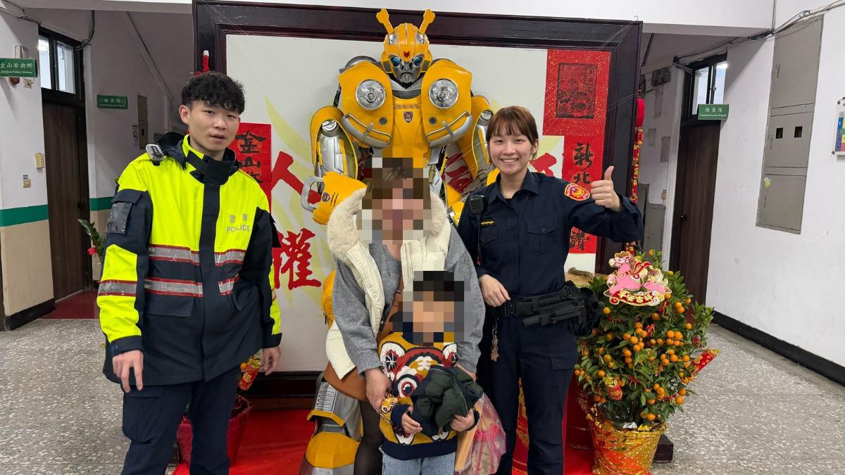 帥氣大黃蜂立大功!金山暖警安撫走失男童 初一助母子團圓