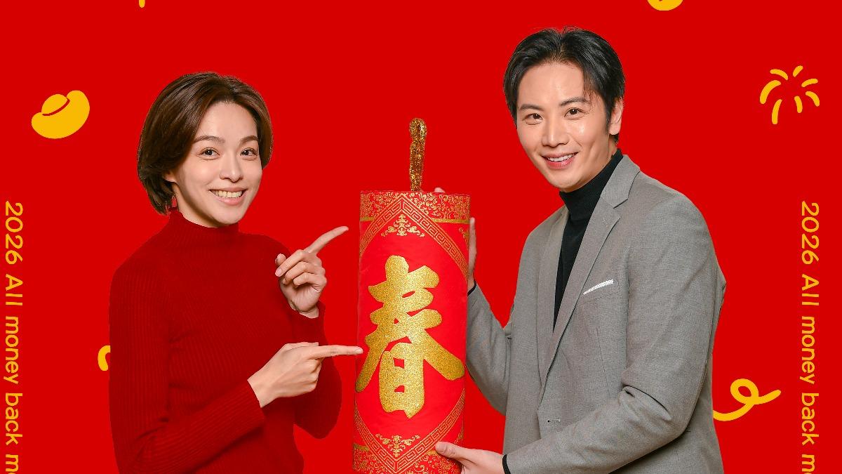 賴郁庭(左)回嘉義過年。(圖/三立提供)