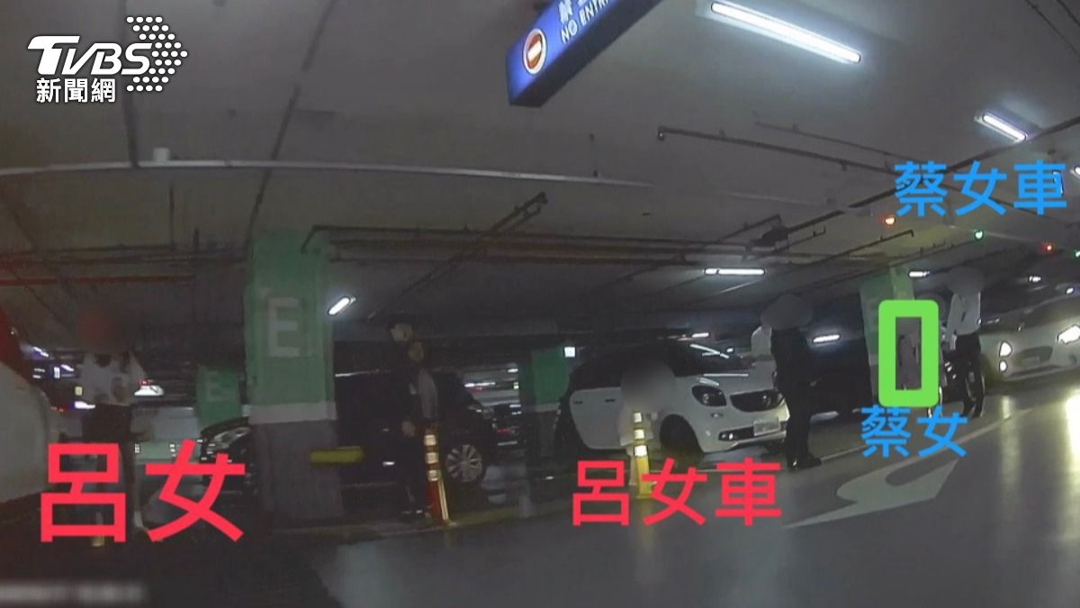 漢神巨蛋走春遇「人肉占位」。(圖/TVBS)