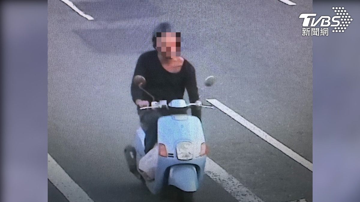 嫌犯被逮,機車前方的置物箱,竟然有一支米酒,蔡姓竊賊偷車之後酒駕上路,酒測值高達0.26(圖/TVBS)