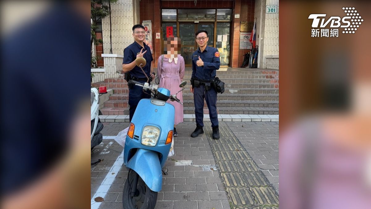 這起竊案就發生在除夕清晨5點多,高雄鼓山區,車主75歲的王姓女子,機車失而復得,開心的和員警合影(圖/TVBS)