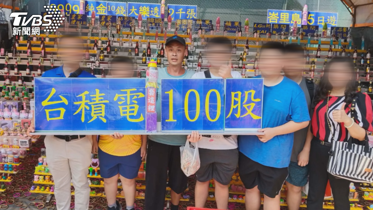 春節市集套圈圈驚見台積電100股大獎，高中生丟兩次就中。（圖／TVBS）