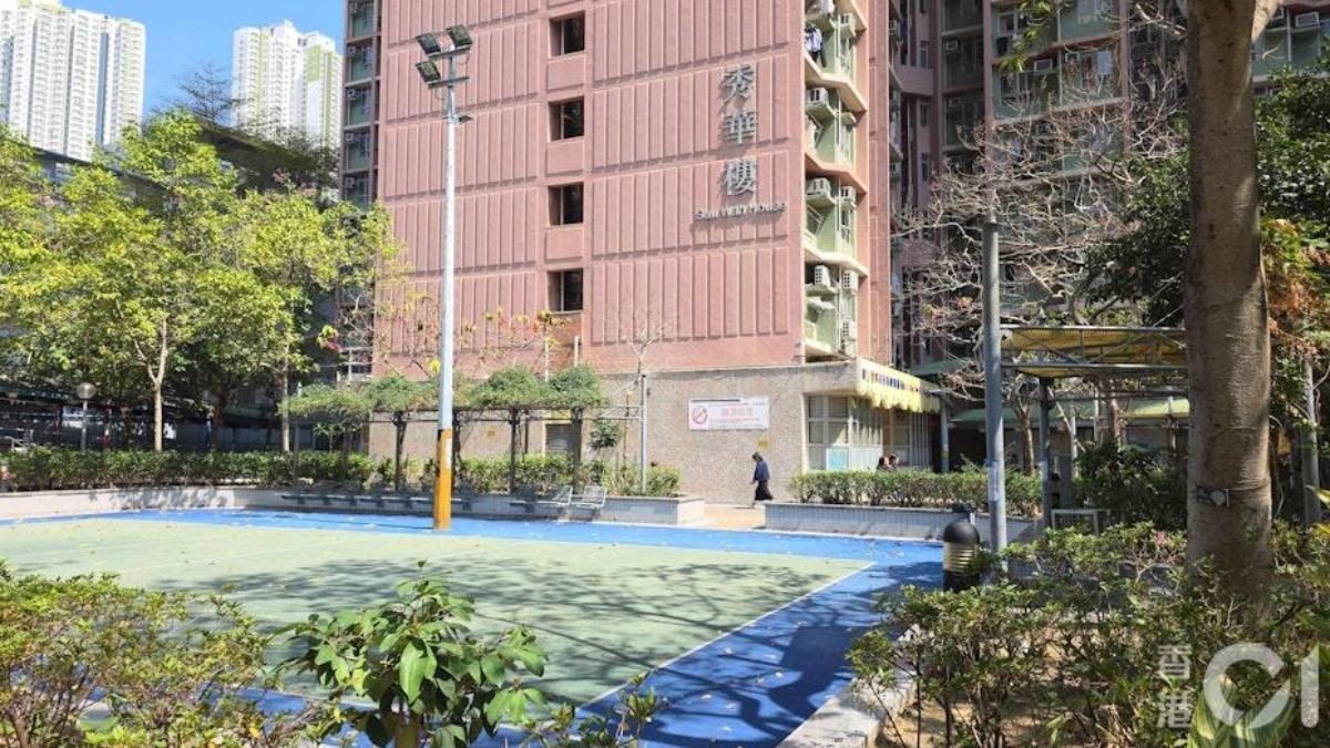 大年初二(18日)警方接獲通報,指秀茂坪邨「秀華樓」一處住家內,一名92歲宋姓老翁在進食時疑似噎到並昏倒。(圖/香港01)