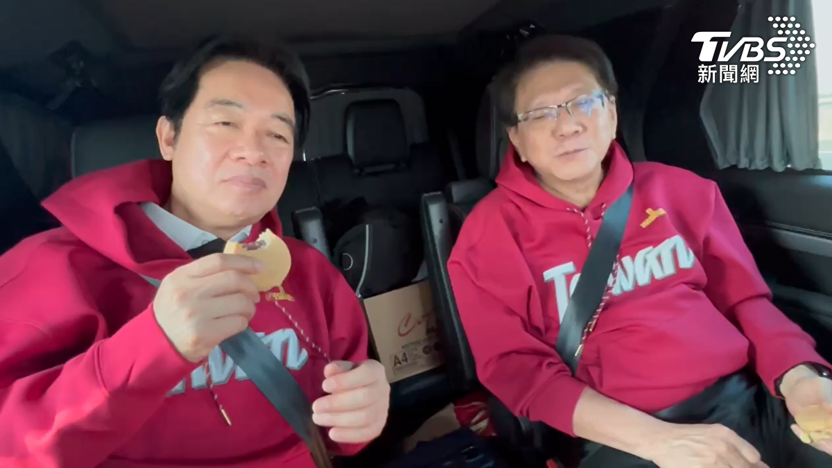 賴總統在車上,跟總統府秘書長潘孟安,開箱鄉親送上的萬丹紅豆餅,不過身上穿的跟早上被嘔吐道的好像同一件(圖/TVBS)