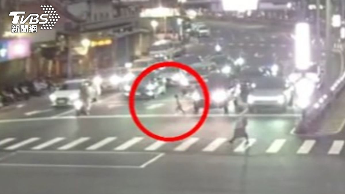 除夕夜被趕下車，驚悚畫面曝光，4歲女童車陣亂跑險遭撞。（圖／TVBS）