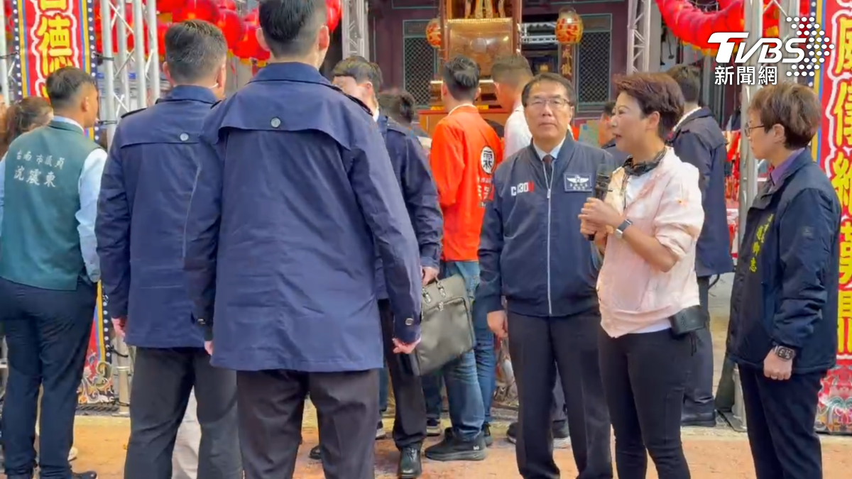 總統被主委嘔吐物噴到後,維安人員陸續出現圍成一圈,其中最靠近總統的特勤,緊握防彈公事包,現高度警戒(圖/TVBS)