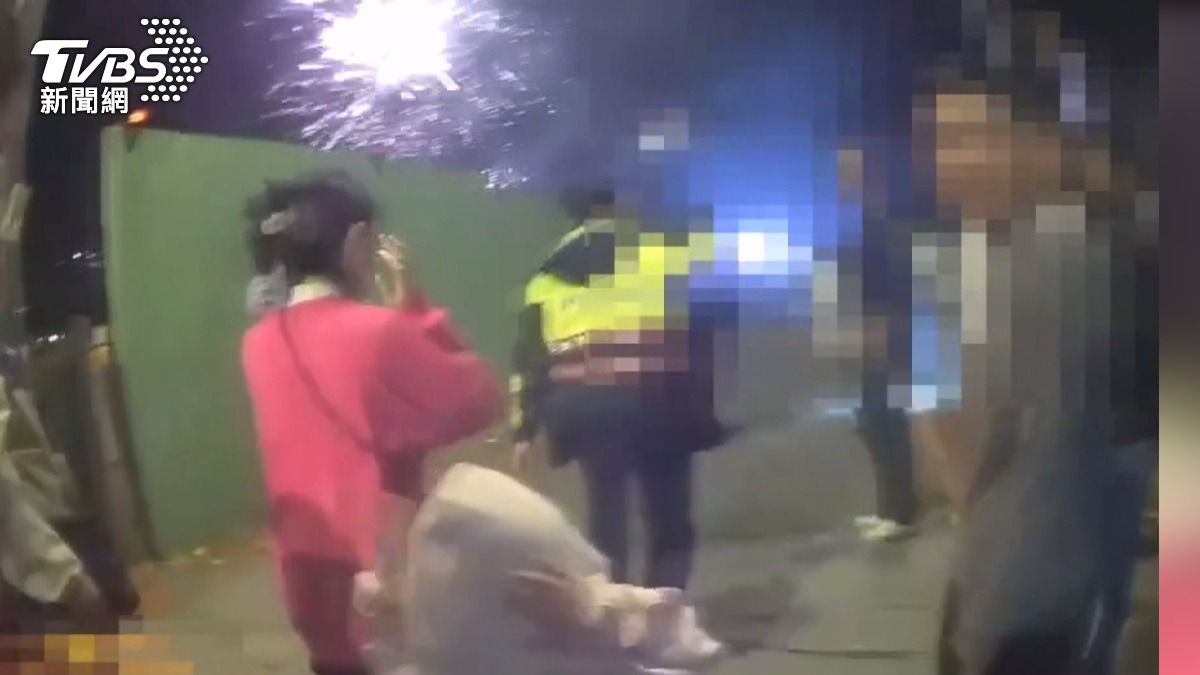 警抓移工違規放煙火 壓制竟遭「點炮攻擊」(圖／三峽警方提供)
