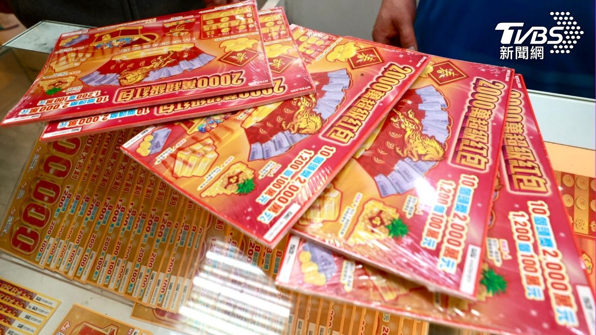 春節期間民眾買刮刮樂試手氣。（圖／華子琛攝）