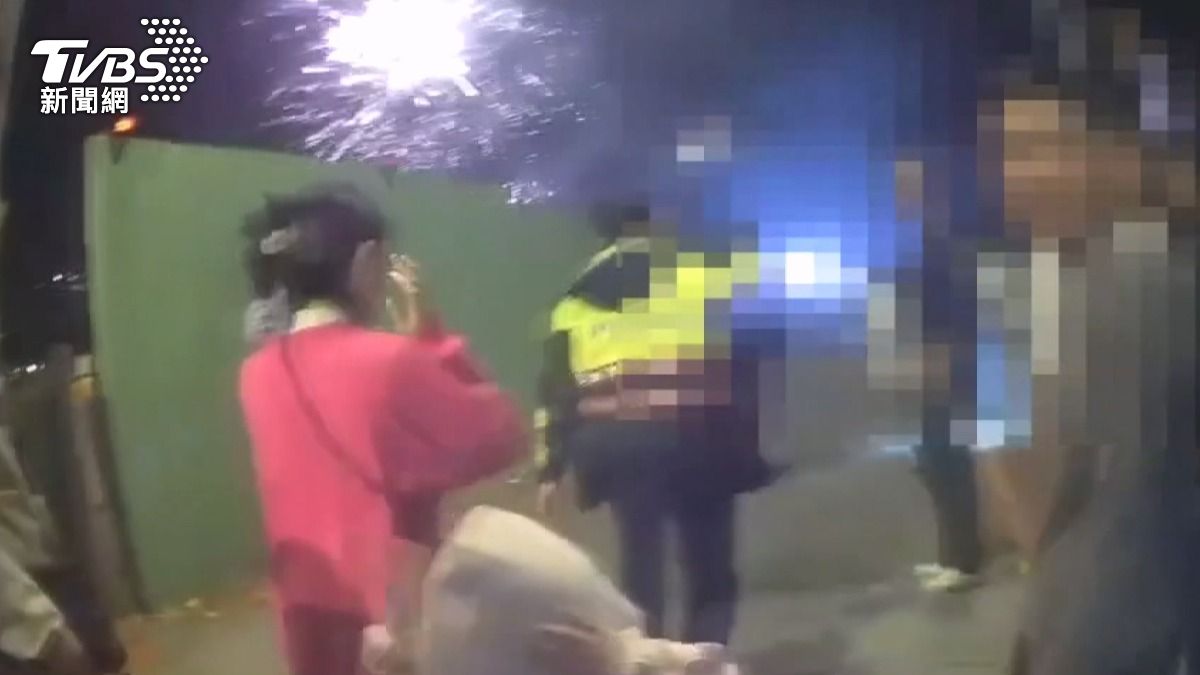 移工違規放煙火拒盤查　遭壓制「疑又點鞭炮」險炸警　瞬間曝光