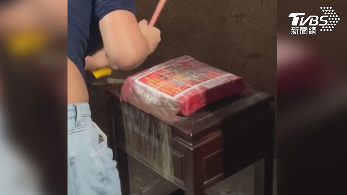 超紓壓的打小人儀式,就位在嘉義中埔鄉的一間財神廟,春節期間,不少民眾來補財庫,也順便去除負能量(圖/翻攝Threads_t.t_0206)