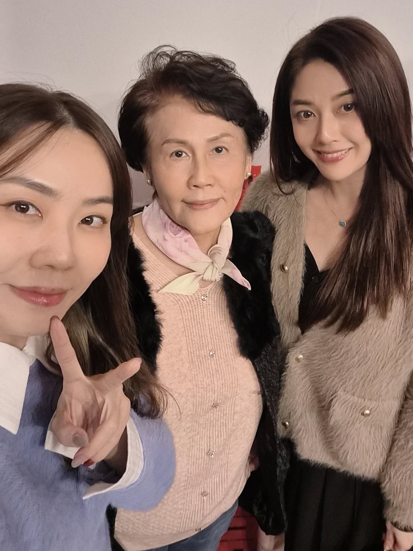 韓瑜(右)全家都是美女。(圖/翻攝自韓瑜臉書)