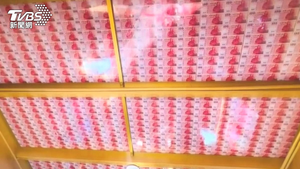 全台最迷你財神廟,17萬現金佈置天花板。(圖/TVBS)